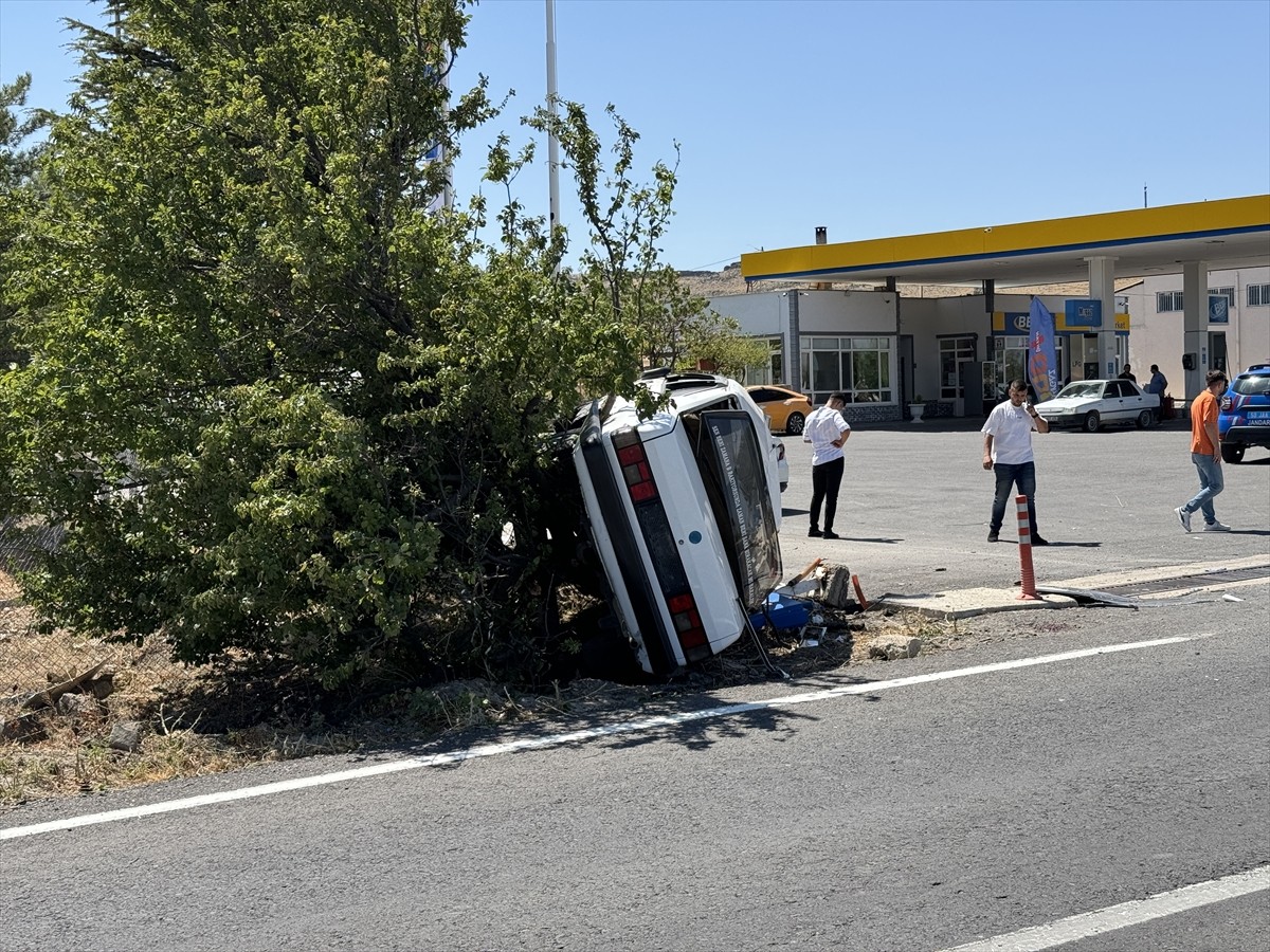 Nevşehir'in Gülşehir ilçesinde, Tuzköy-Gülşehir kara yolu Havalimanı Kavşağı yakınlarında refüje...