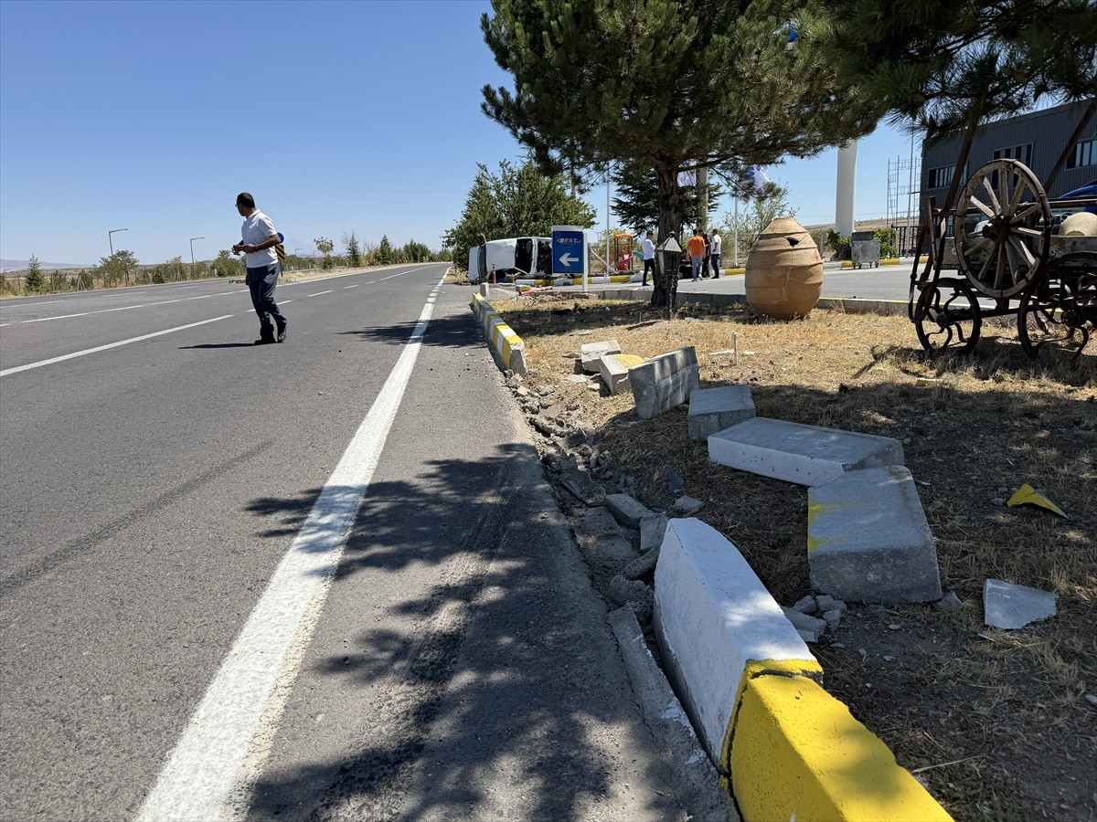 Nevşehir'in Gülşehir ilçesinde, Tuzköy-Gülşehir kara yolu Havalimanı Kavşağı yakınlarında refüje...