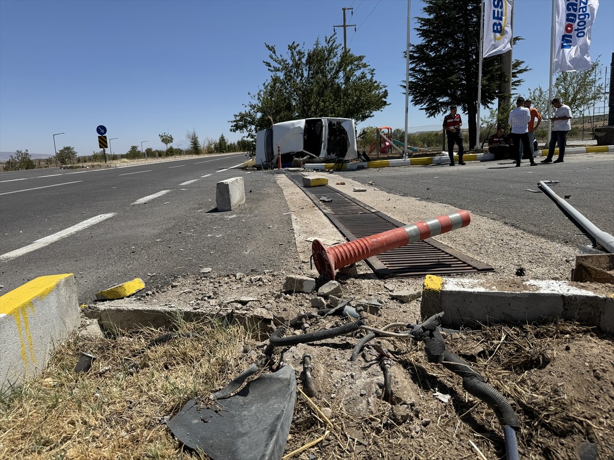 Nevşehir'in Gülşehir ilçesinde, Tuzköy-Gülşehir kara yolu Havalimanı Kavşağı yakınlarında refüje...