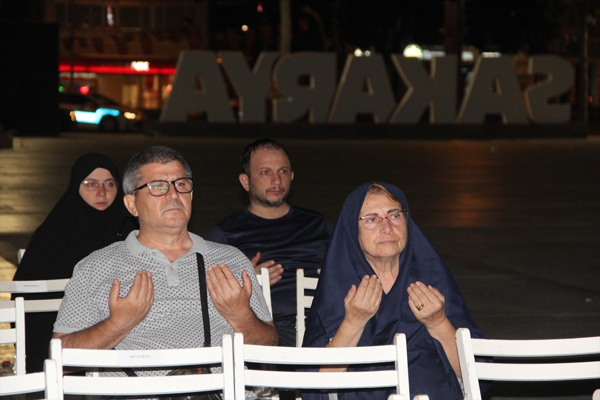 Sakarya ve Kocaeli'de 17 Ağustos 1999 Marmara Depremi'nde hayatını kaybedenler dualarla anıldı....