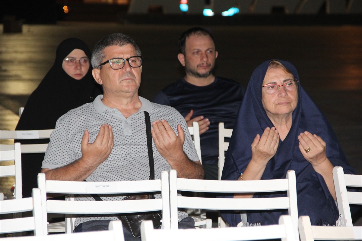 Sakarya ve Kocaeli'de 17 Ağustos 1999 Marmara Depremi'nde hayatını kaybedenler dualarla anıldı....