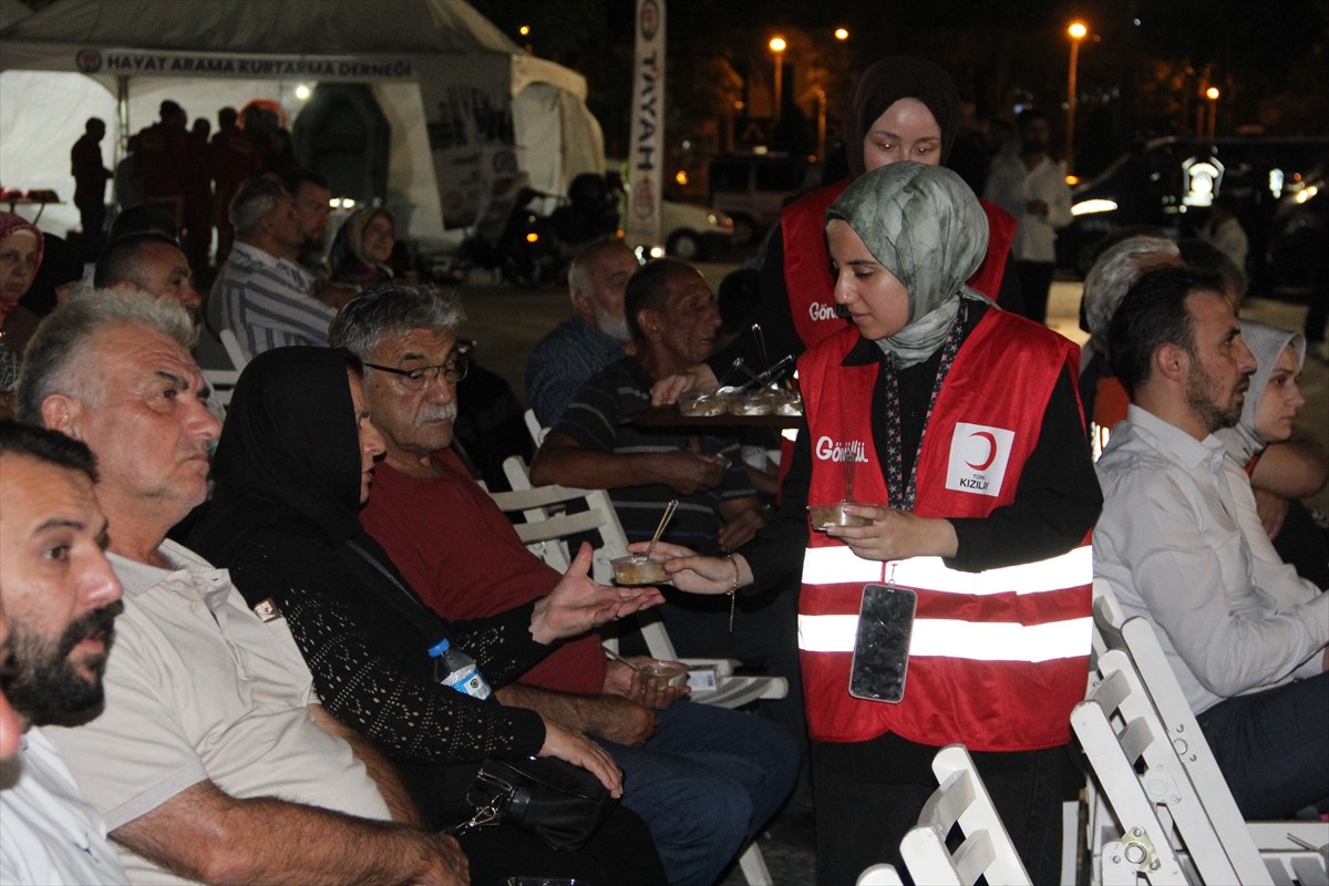 Sakarya'da 17 Ağustos 1999 Marmara Depremi'nde hayatını kaybedenler için anma programı...