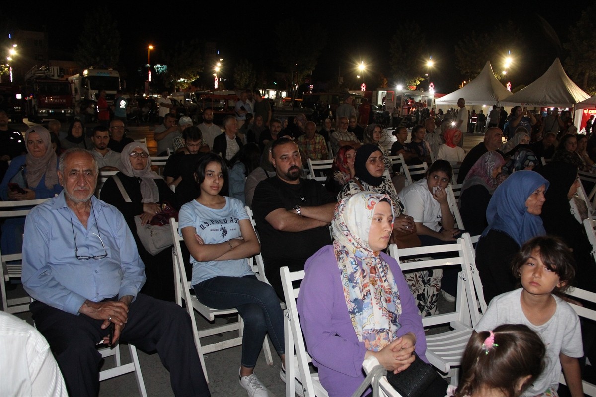 Sakarya'da 17 Ağustos 1999 Marmara Depremi'nde hayatını kaybedenler için anma programı...