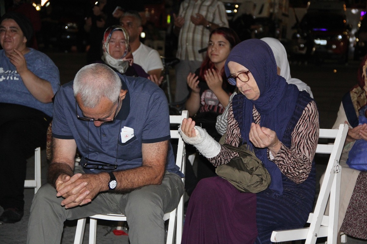 Sakarya'da 17 Ağustos 1999 Marmara Depremi'nde hayatını kaybedenler için anma programı...