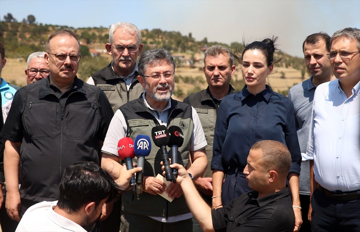 Tarım ve Orman Bakanı İbrahim Yumaklı, orman yangının sürdüğü Aydın'ın Bozdoğan ilçesinde...