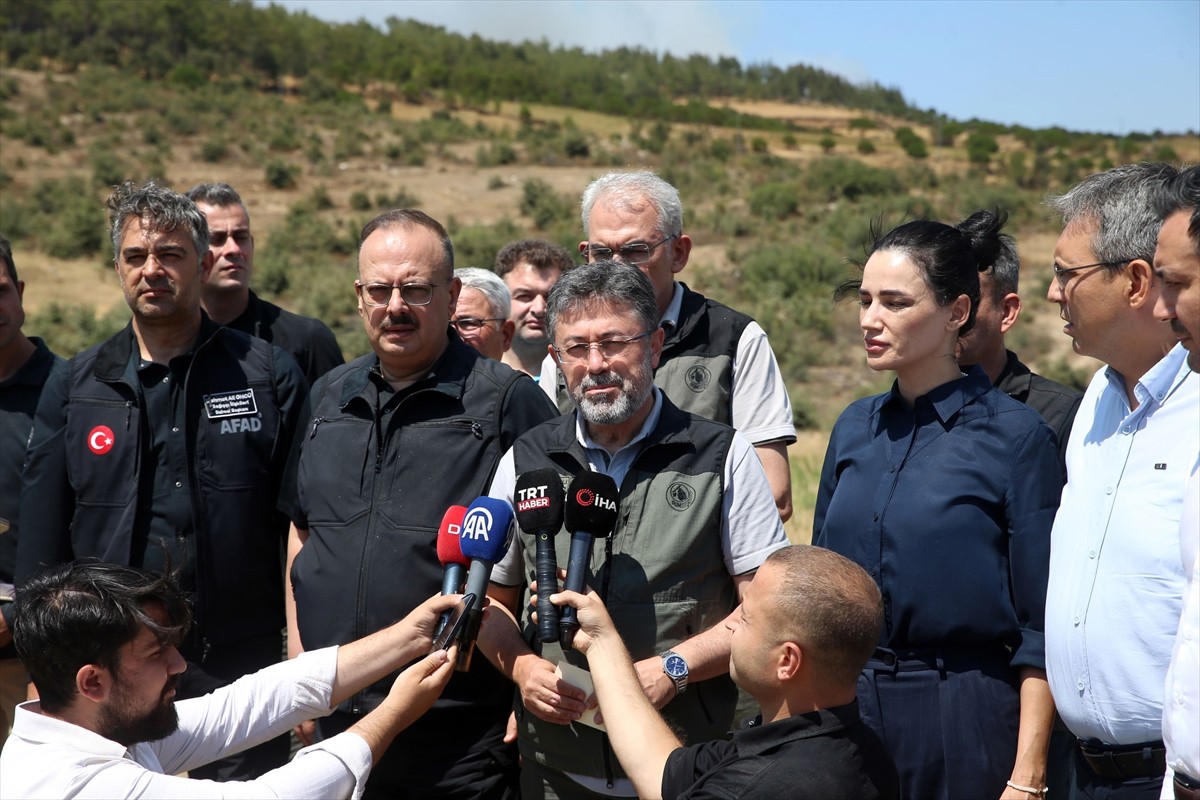 Tarım ve Orman Bakanı İbrahim Yumaklı, orman yangının sürdüğü Aydın'ın Bozdoğan ilçesinde...