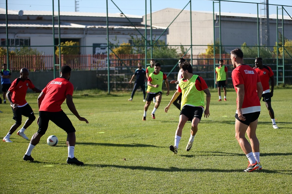 Trendyol 1. Lig ekiplerinden Ahlatcı Çorum FK, bu yıl iyi futbol oynayan, mücadele gücü yüksek bir...