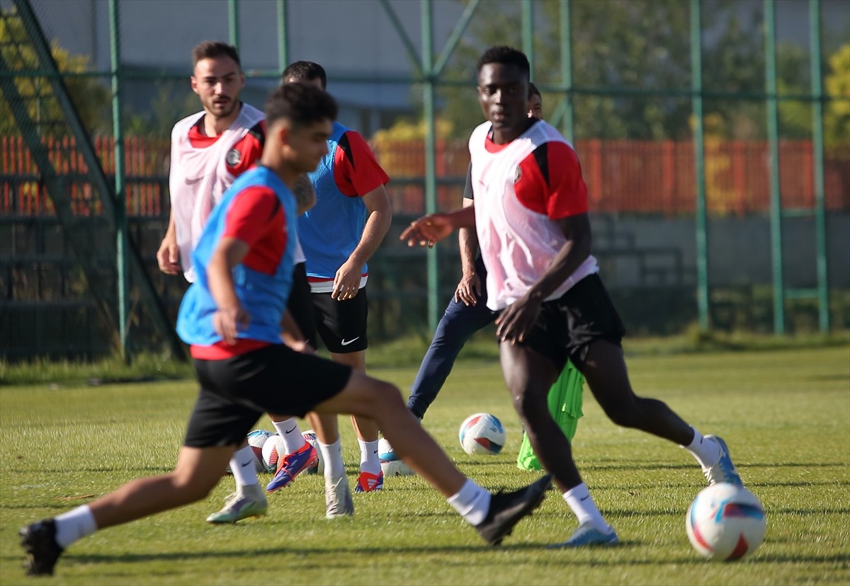 Trendyol 1. Lig ekiplerinden Ahlatcı Çorum FK, bu yıl iyi futbol oynayan, mücadele gücü yüksek bir...