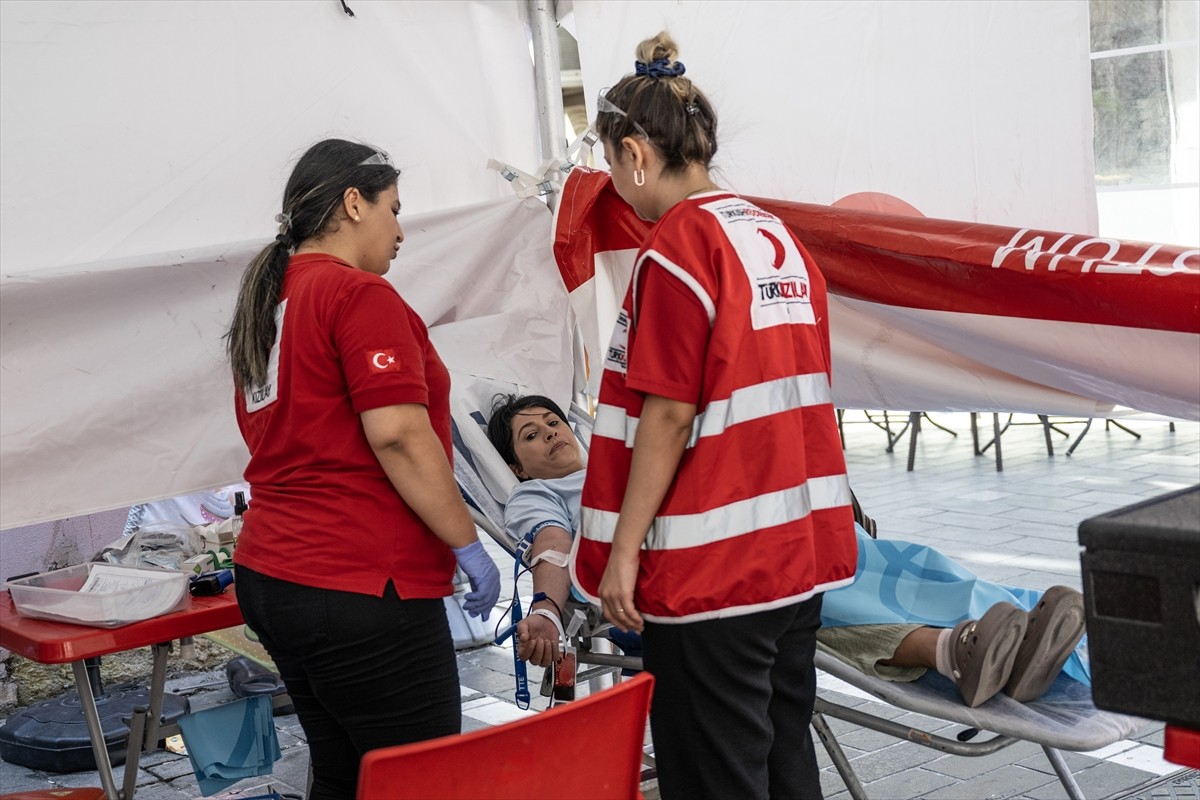 Türk Kızılay, 17 Ağustos Marmara depreminin 25. yıl dönümü nedeniyle Kasımpaşa'da anma ve kan...