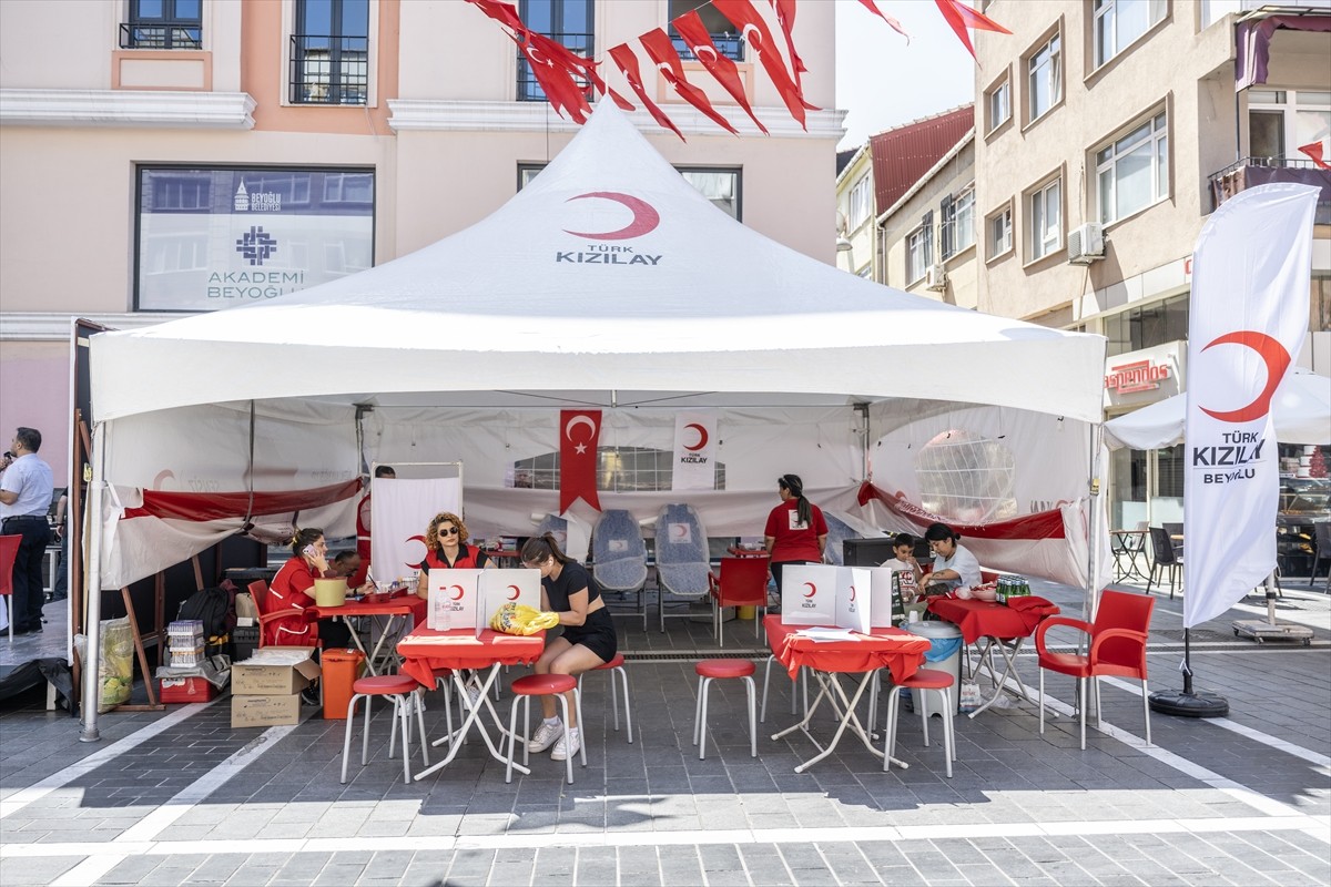 Türk Kızılay, 17 Ağustos Marmara depreminin 25. yıl dönümü nedeniyle Kasımpaşa'da anma ve kan...