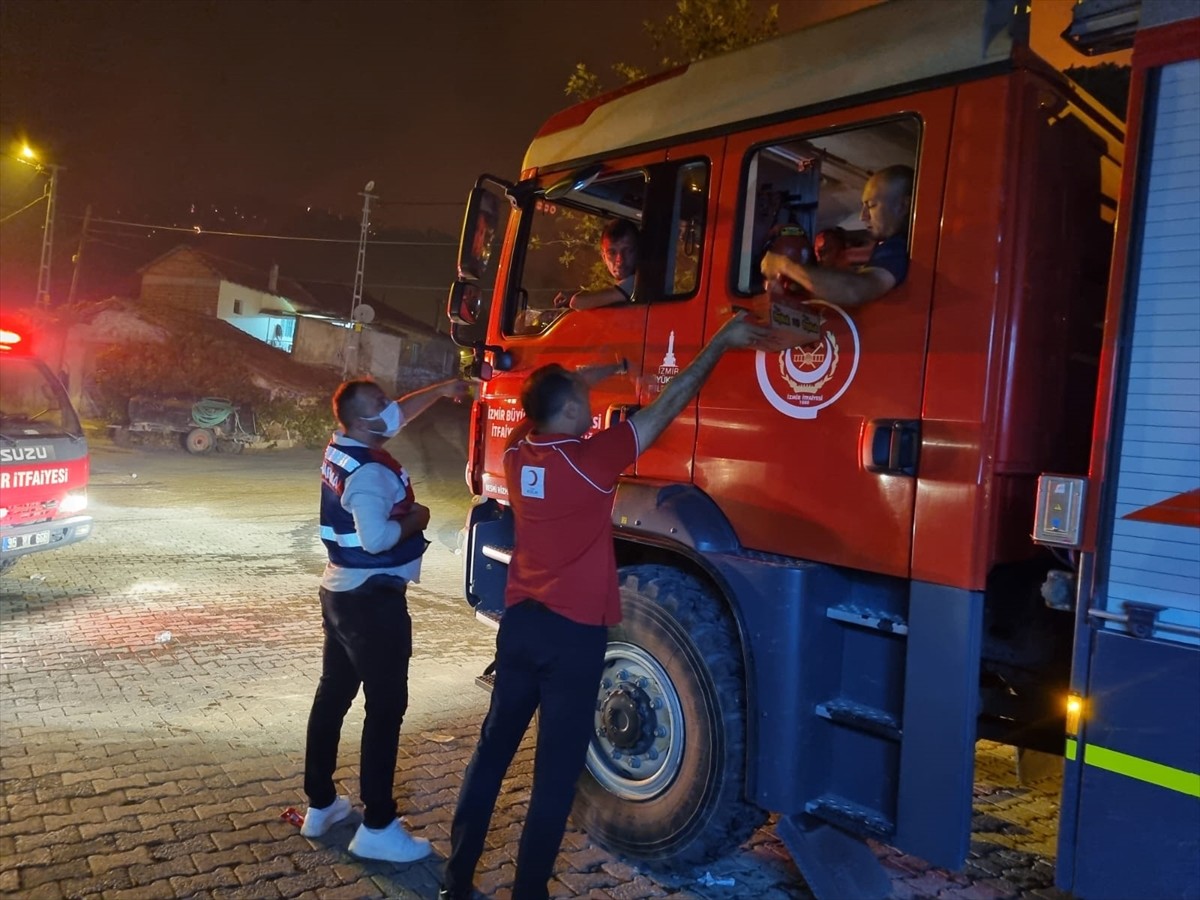 Türk Kızılay, orman yangınlarının devam ettiği illerde 10 binden fazla sıcak yemek, 9 bine yakın...