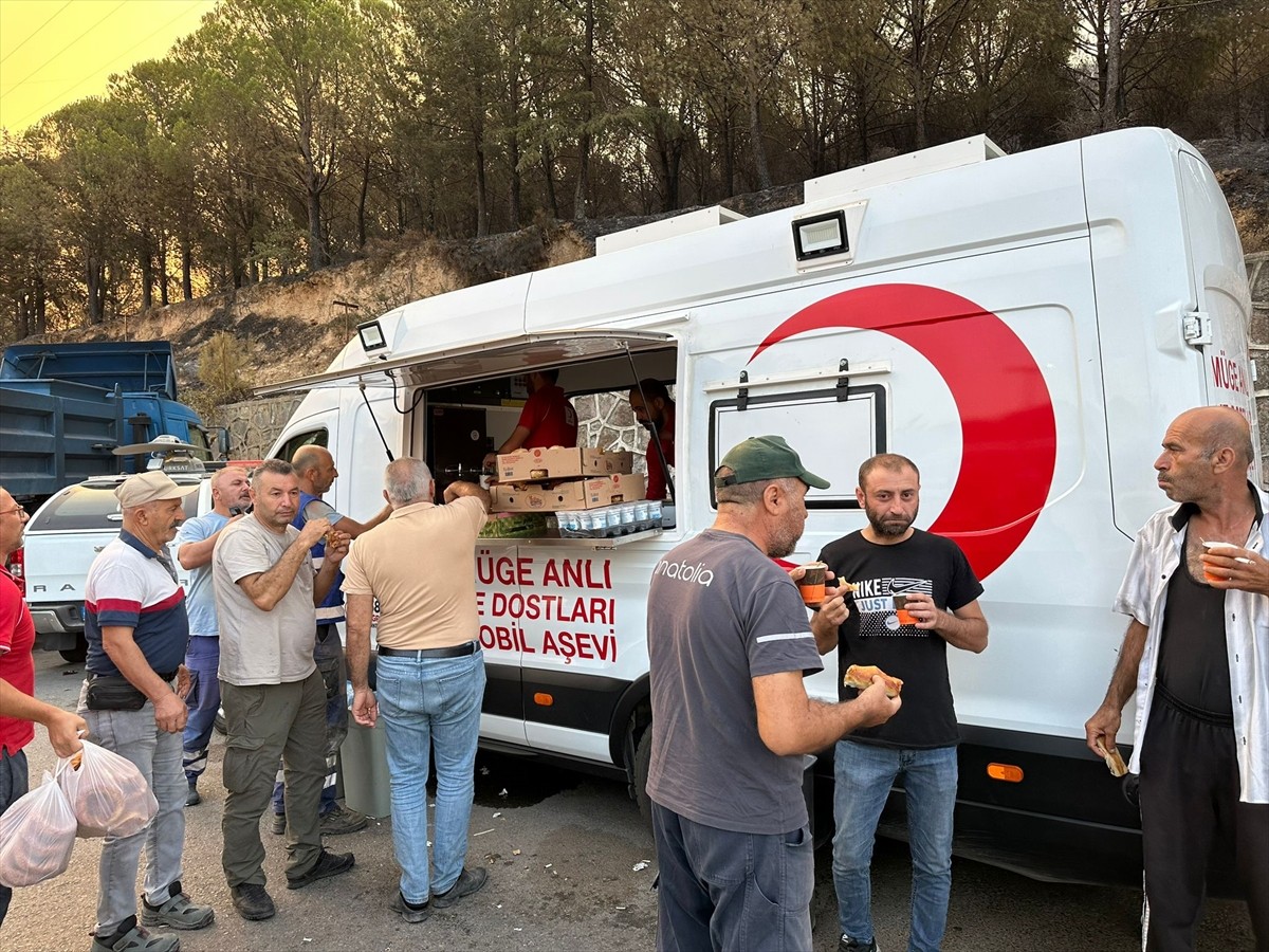 Türk Kızılay, orman yangınlarının devam ettiği illerde 10 binden fazla sıcak yemek, 9 bine yakın...