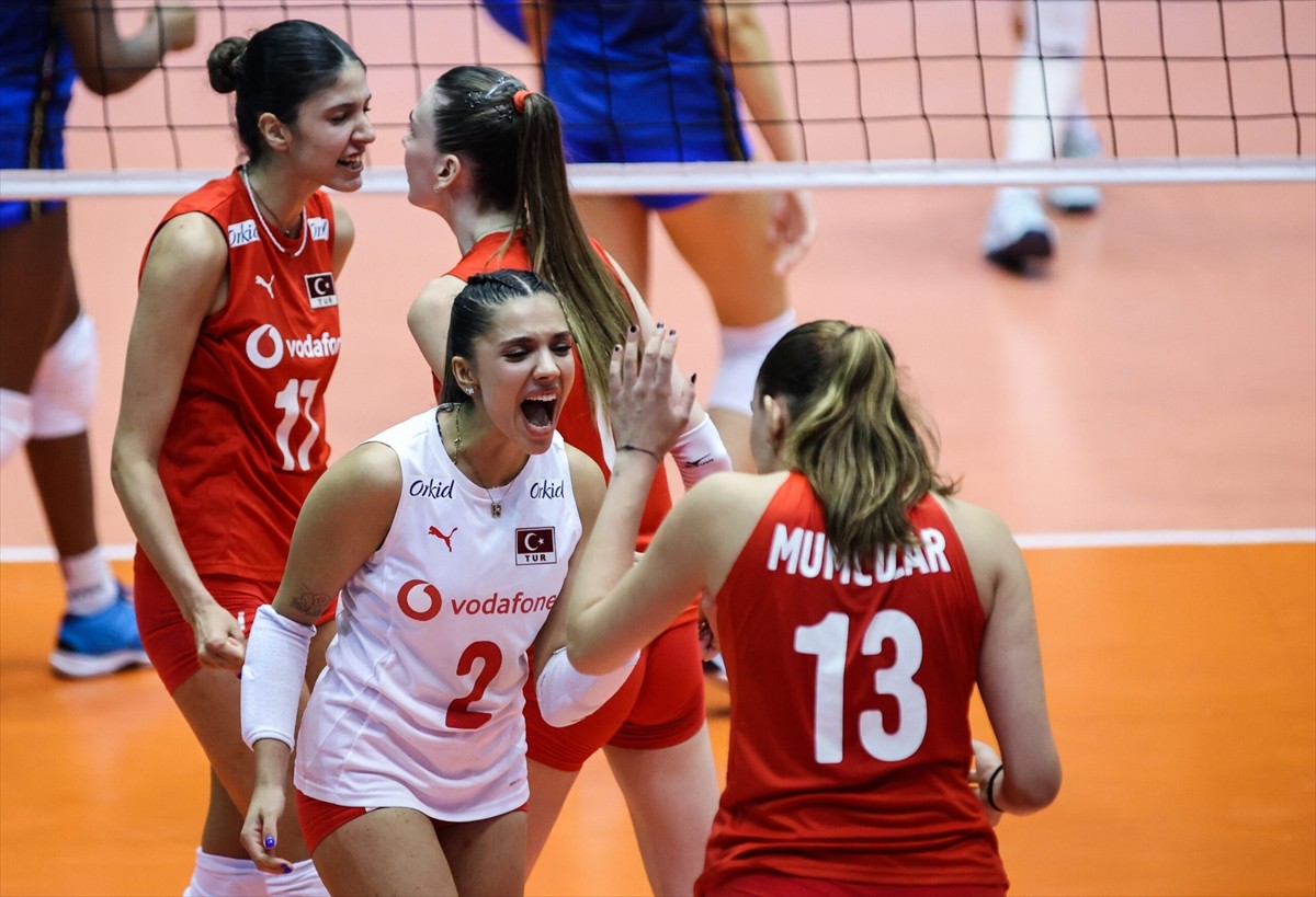 Türkiye 20 Yaş Altı Kadın Milli Voleybol Takımı, Avrupa Şampiyonası'nın finalinde İtalya'yı 3-2...