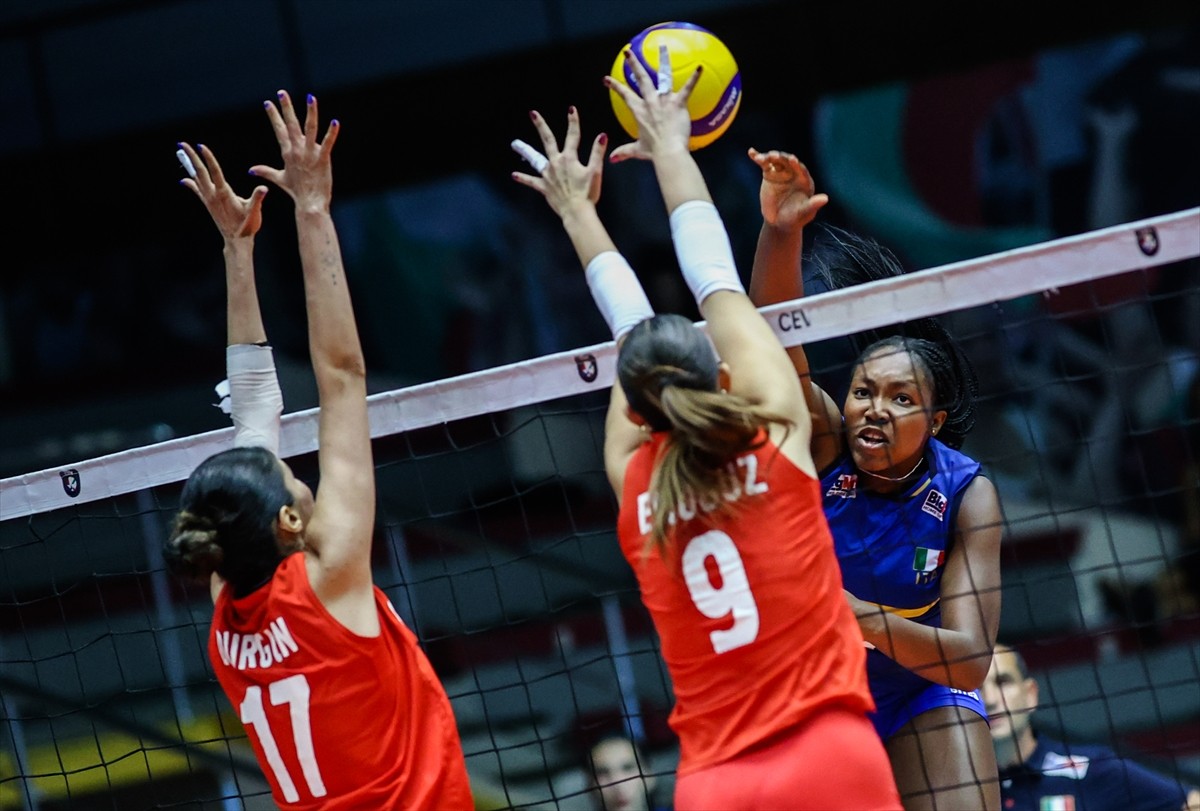 Türkiye 20 Yaş Altı Kadın Milli Voleybol Takımı, Avrupa Şampiyonası'nın finalinde İtalya'yı 3-2...