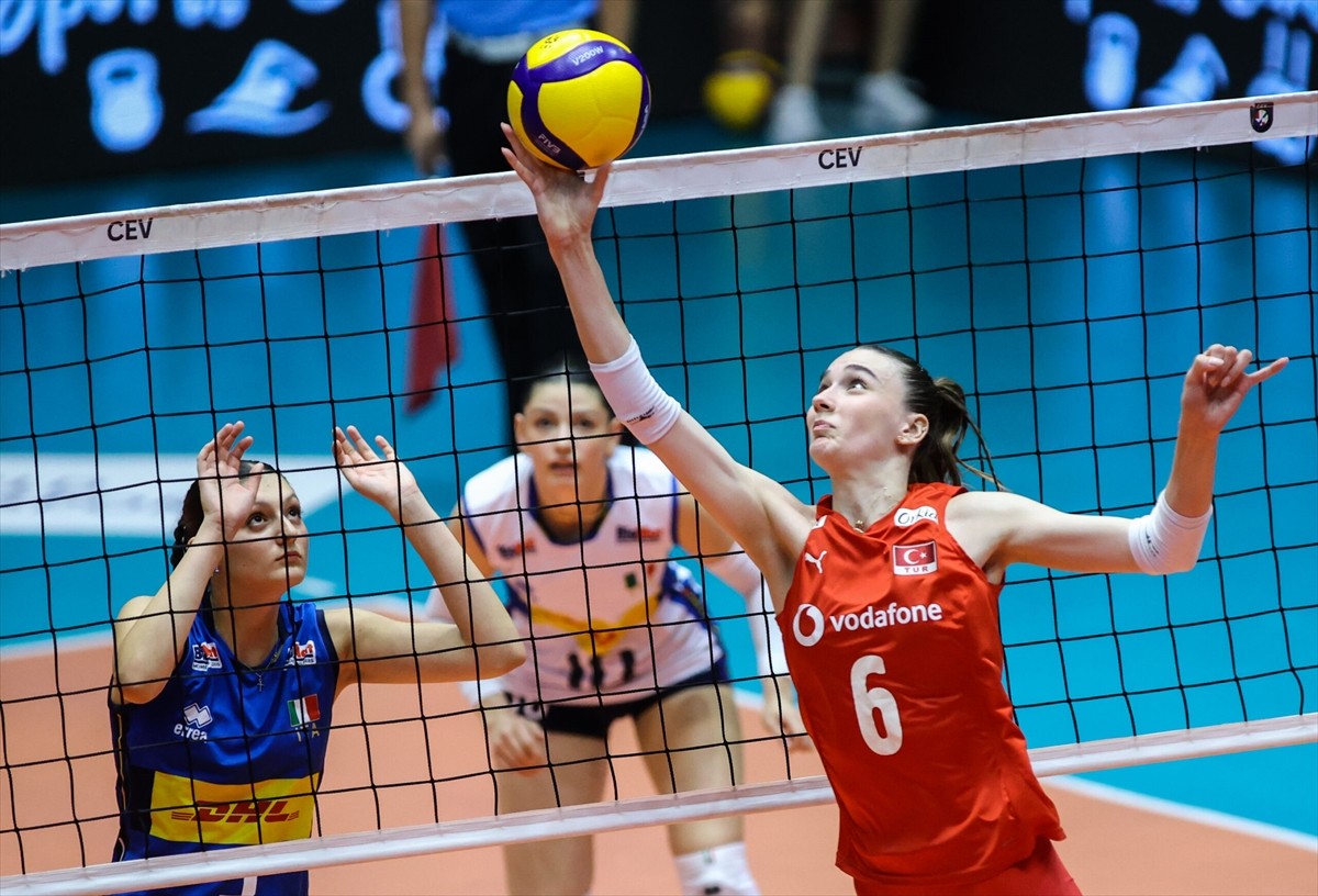 Türkiye 20 Yaş Altı Kadın Milli Voleybol Takımı, Avrupa Şampiyonası'nın finalinde İtalya'yı 3-2...