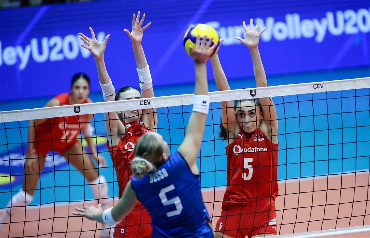 Türkiye 20 Yaş Altı Kadın Milli Voleybol Takımı, Avrupa Şampiyonası'nın finalinde İtalya'yı 3-2...