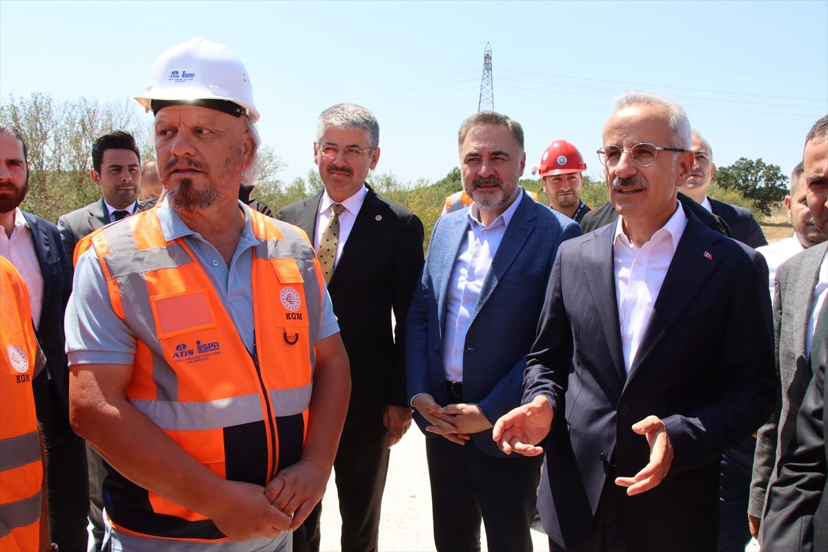 Ulaştırma ve Altyapı Bakanı Abdulkadir Uraloğlu, çeşitli ziyaretler için geldiği Kırklareli'nde...