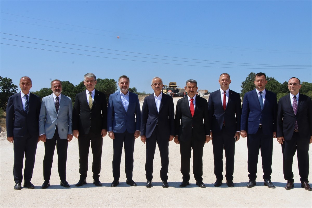 Ulaştırma ve Altyapı Bakanı Abdulkadir Uraloğlu, çeşitli ziyaretler için geldiği Kırklareli'nde...