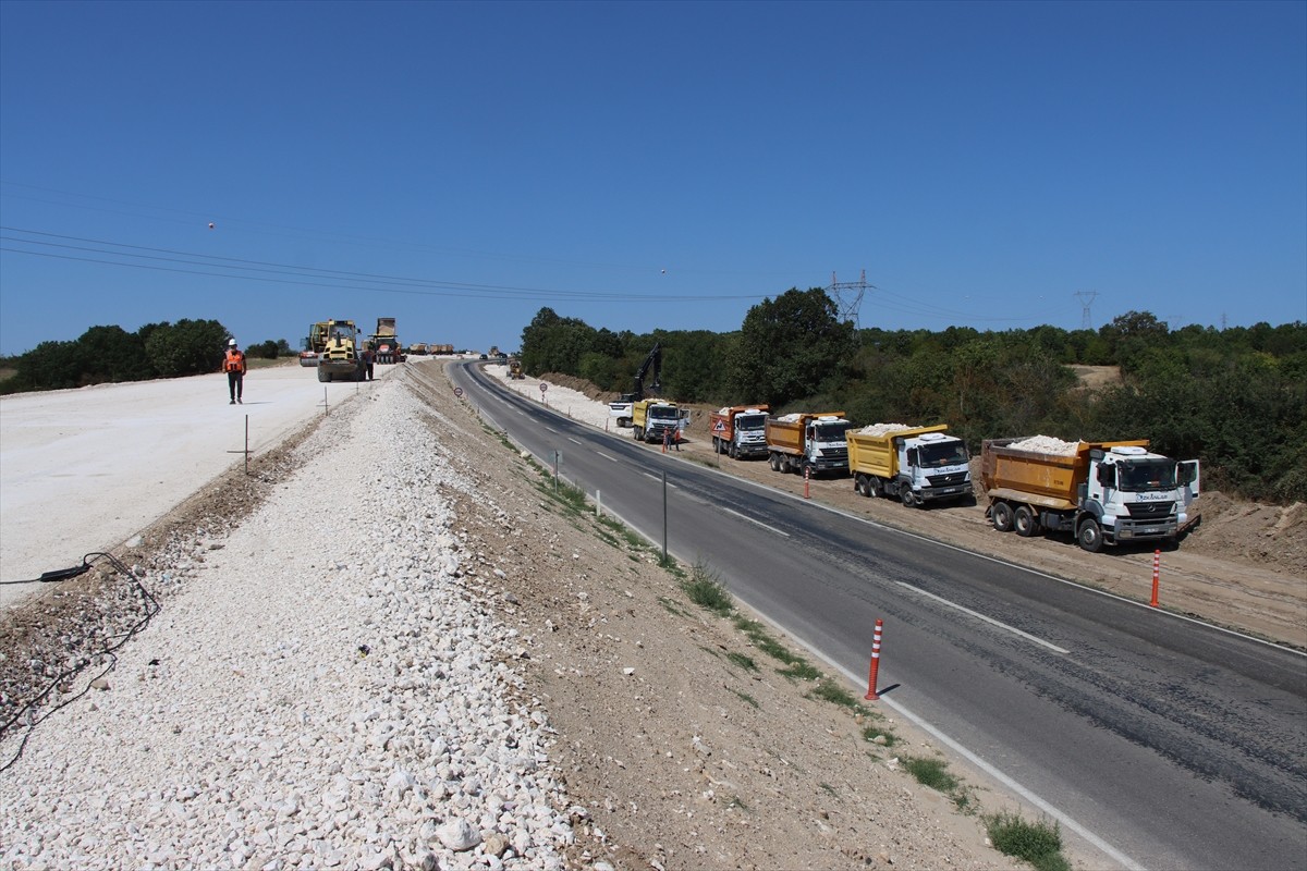 Ulaştırma ve Altyapı Bakanı Abdulkadir Uraloğlu, çeşitli ziyaretler için geldiği Kırklareli'nde...