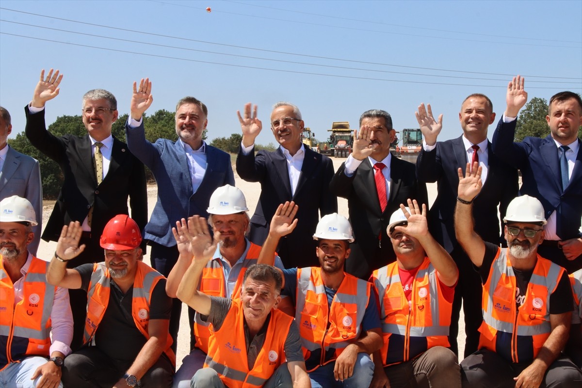 Ulaştırma ve Altyapı Bakanı Abdulkadir Uraloğlu, çeşitli ziyaretler için geldiği Kırklareli'nde...