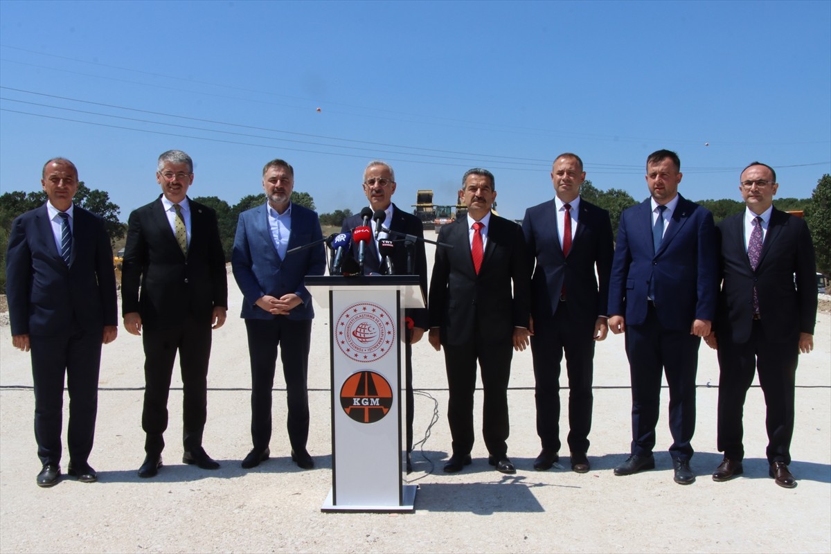 Ulaştırma ve Altyapı Bakanı Abdulkadir Uraloğlu, çeşitli ziyaretler için geldiği Kırklareli'nde...