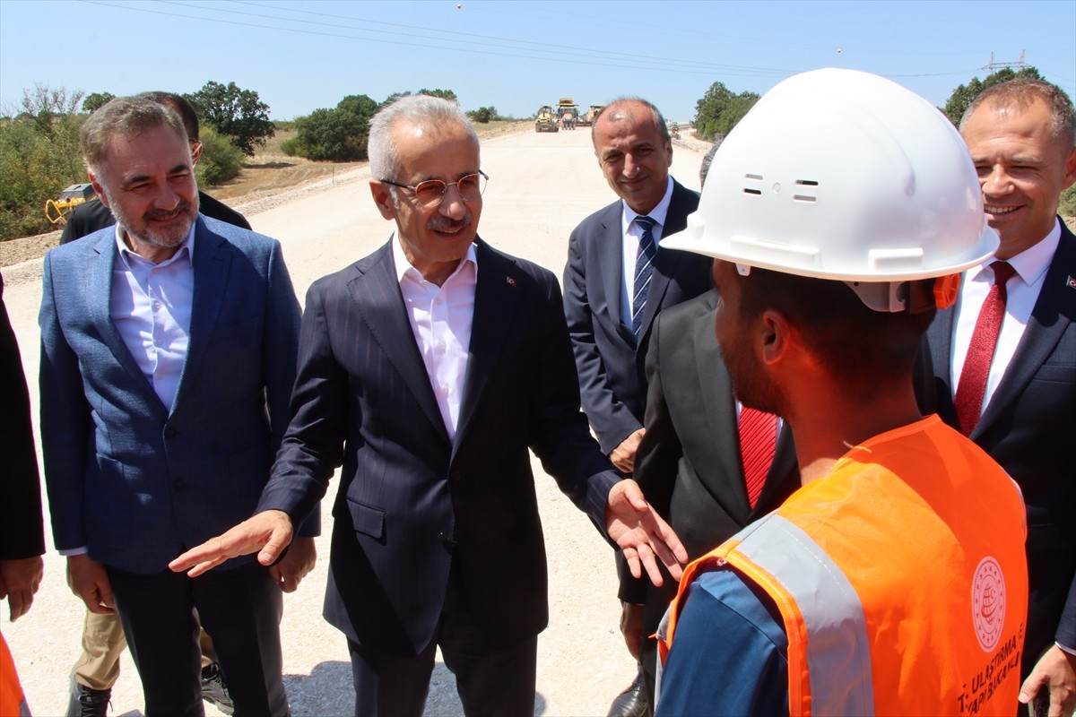 Ulaştırma ve Altyapı Bakanı Abdulkadir Uraloğlu, çeşitli ziyaretler için geldiği Kırklareli'nde...