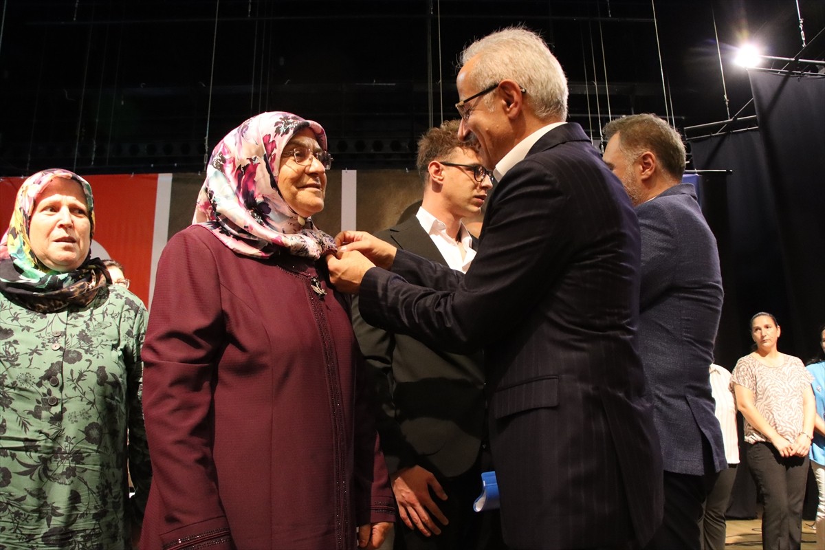 Ulaştırma ve Altyapı Bakanı Uraloğlu, Kırklareli Belediyesi Kültür Merkezi'nde gerçekleştirilen AK...