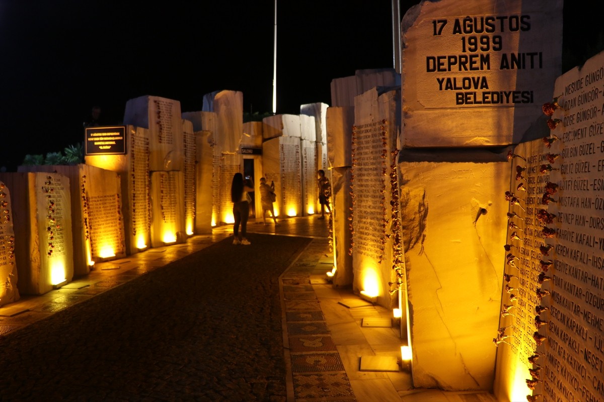 Yalova'da, 17 Ağustos 1999'daki Marmara Depremi'nin 25. yıl dönümünde hayatını kaybedenler için...