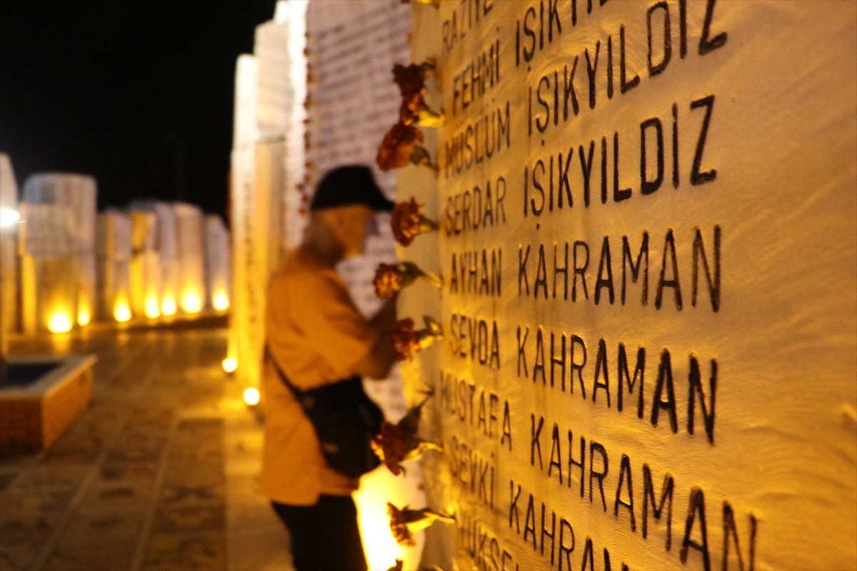 Yalova'da, 17 Ağustos 1999'daki Marmara Depremi'nin 25. yıl dönümünde hayatını kaybedenler için...