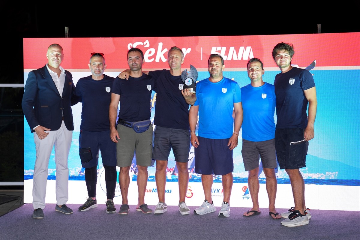 12. Türkiye Açıkdeniz Yarış Spor Kulübü (TAYK) Slam-Eker Olympos Regatta Yelken Festivali'nin ödül...