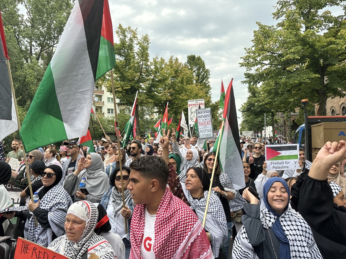 Almanya’nın başkenti Berlin’de Filistin’e destek gösterisi düzenlendi. Filistin ile dayanışma...