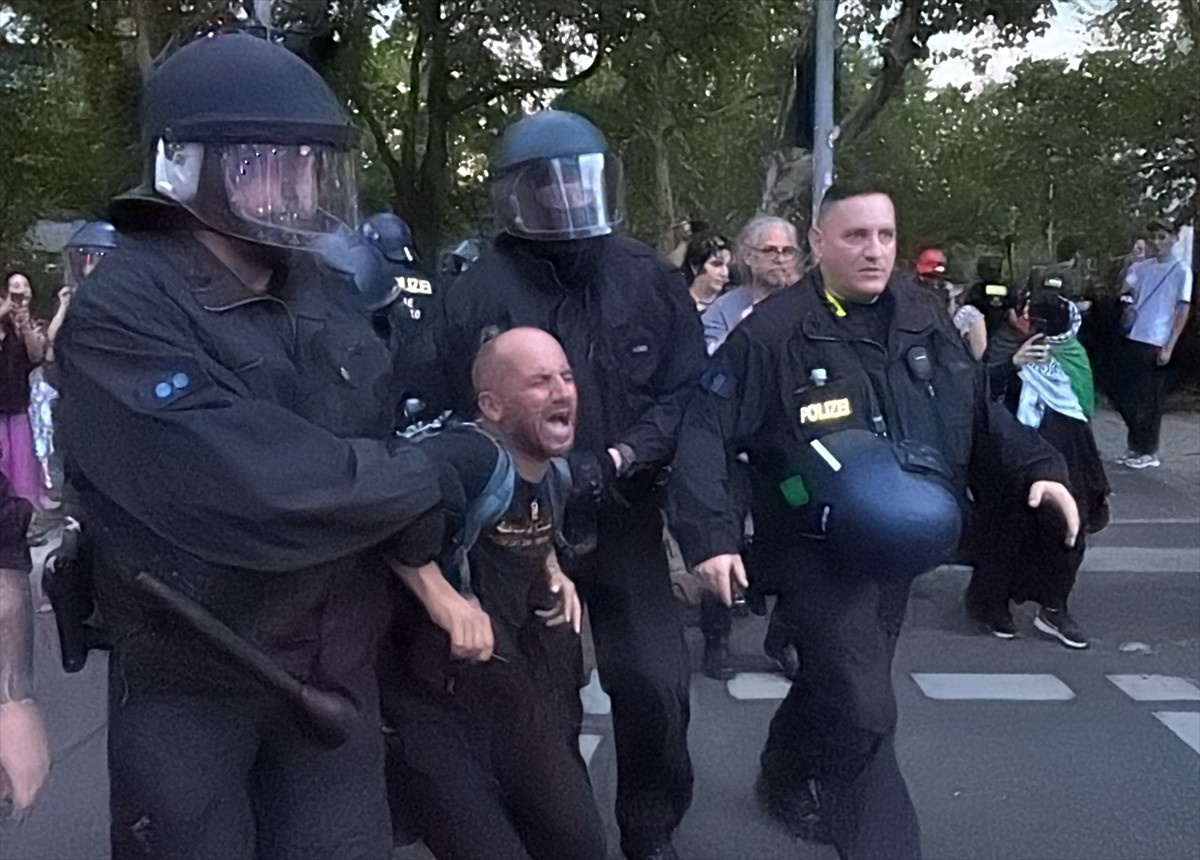 Almanya’nın başkenti Berlin’de Filistin’e destek gösterisi düzenlendi. Filistin ile dayanışma...