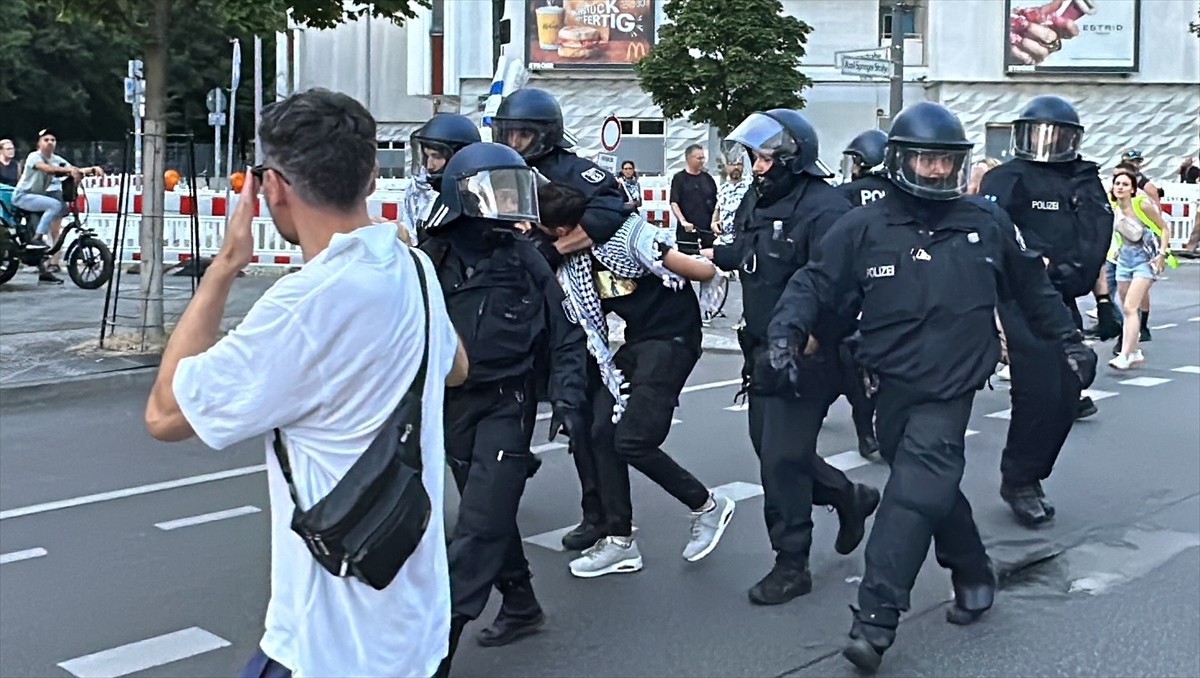 Almanya’nın başkenti Berlin’de Filistin’e destek gösterisi düzenlendi. Filistin ile dayanışma...