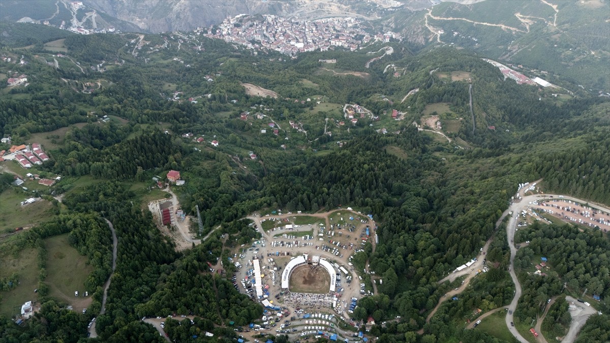 Artvin'de "8. Kafkasör Boğa Güreşleri Türkiye Şampiyonası" düzenlendi. Valilik ve Artvin...