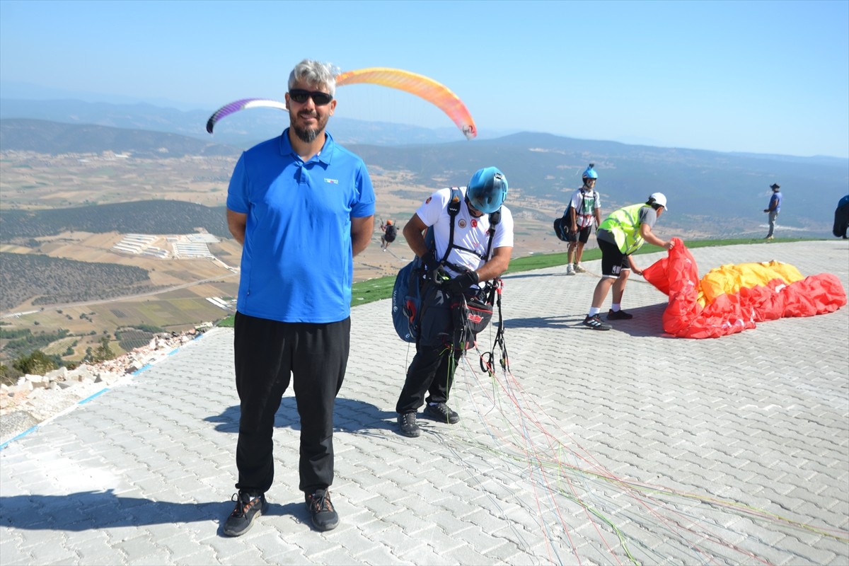 Bilecik Valiliği koordinasyonunda düzenlenen "Take Off Bilecik" yamaç paraşütü etkinliğine katılan...