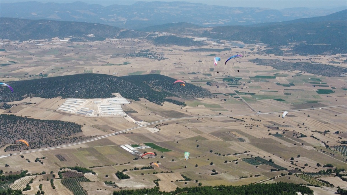 Bilecik'in Gölpazarı ilçesinde, Valilik koordinasyonunda organize edilen "Take Off Bilecik" yamaç...