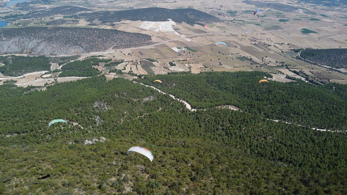 Bilecik'in Gölpazarı ilçesinde, Valilik koordinasyonunda organize edilen "Take Off Bilecik" yamaç...