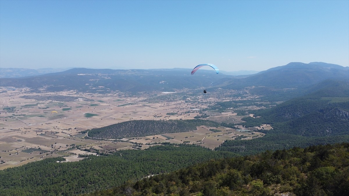 Bilecik'in Gölpazarı ilçesinde, Valilik koordinasyonunda organize edilen "Take Off Bilecik" yamaç...