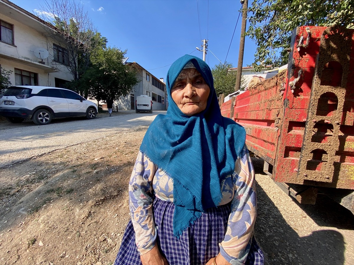 Bolu'nun Göynük ilçesinde orman yangını nedeniyle tedbir amaçlı tahliye edilen bazı köy ve mahalle...