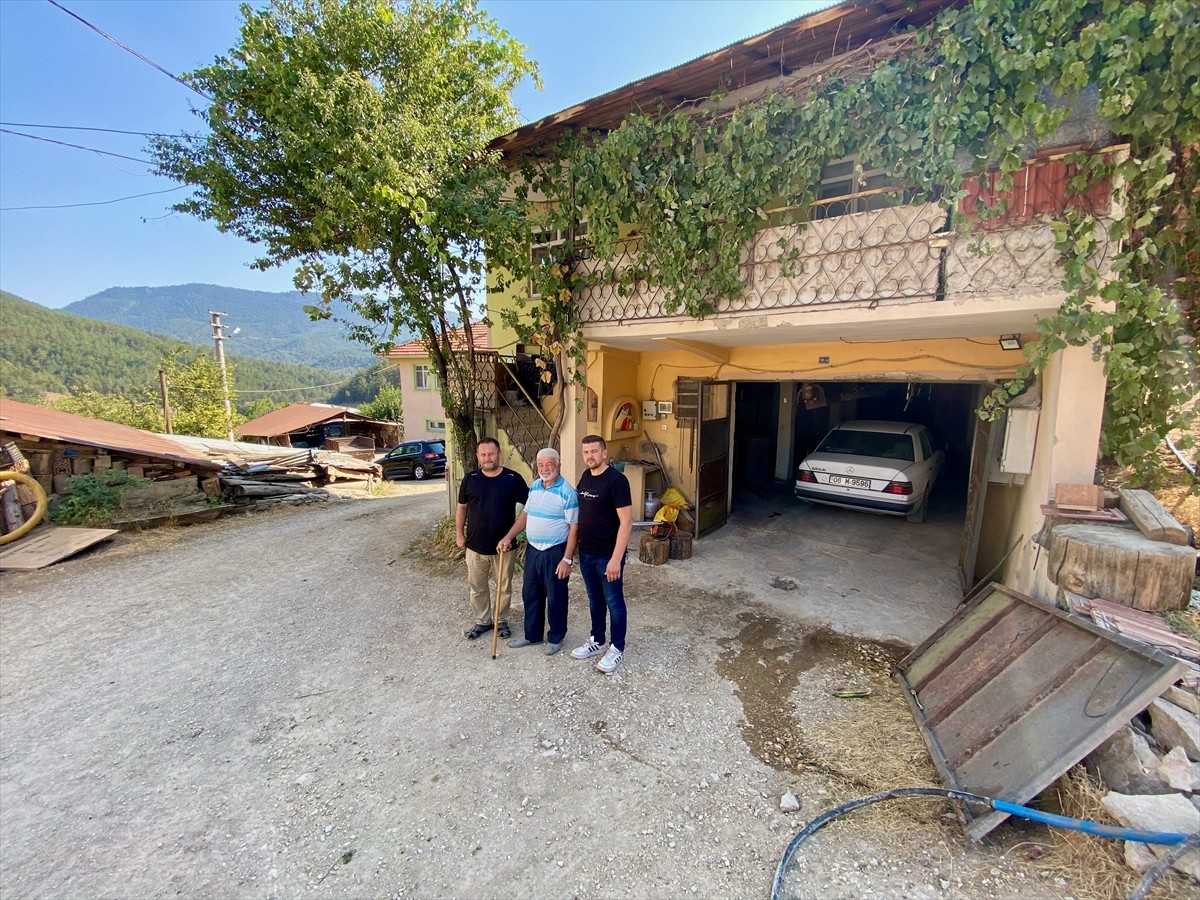 Bolu'nun Göynük ilçesinde orman yangını nedeniyle tedbir amaçlı tahliye edilen bazı köy ve mahalle...