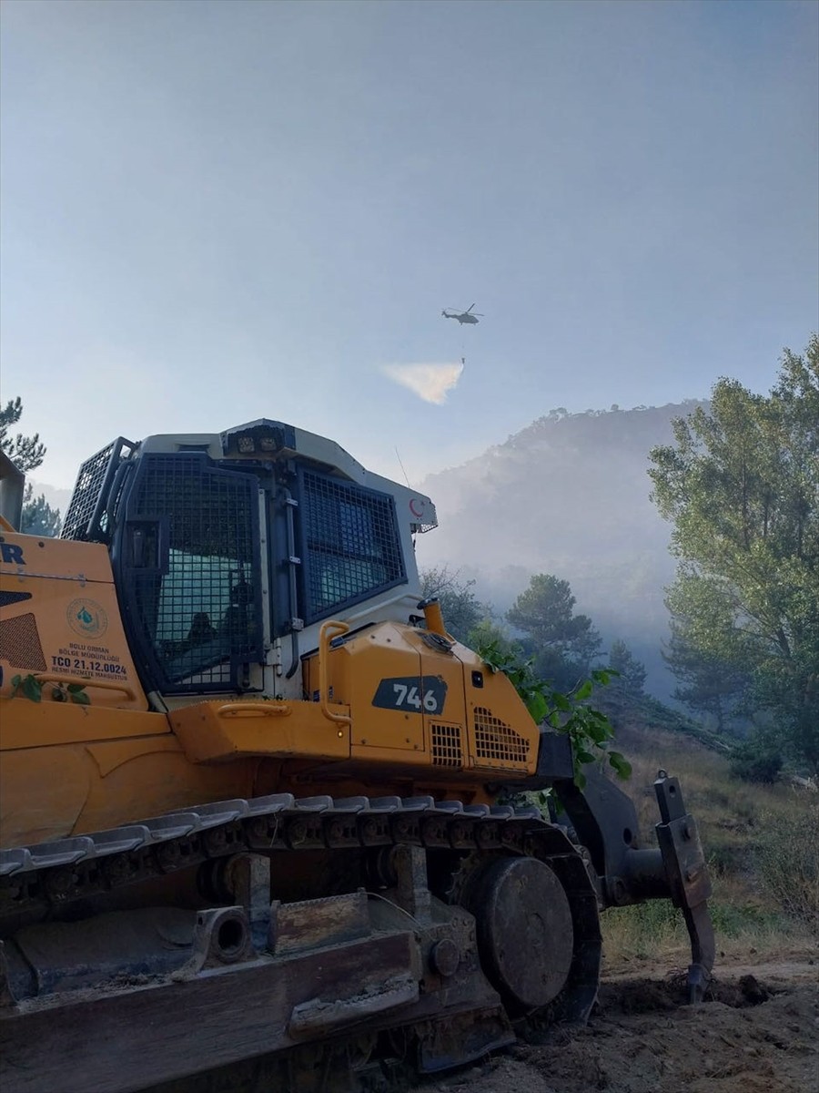 Bolu'nun Göynük ilçesinde ormanlık alanda çıkan yangını söndürme çalışmaları havadan ve karadan...