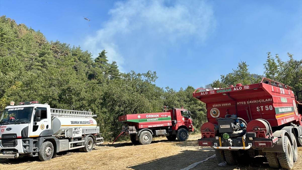 Bolu'nun Göynük ilçesinde ormanlık alanda çıkan yangını söndürme çalışmaları havadan ve karadan...