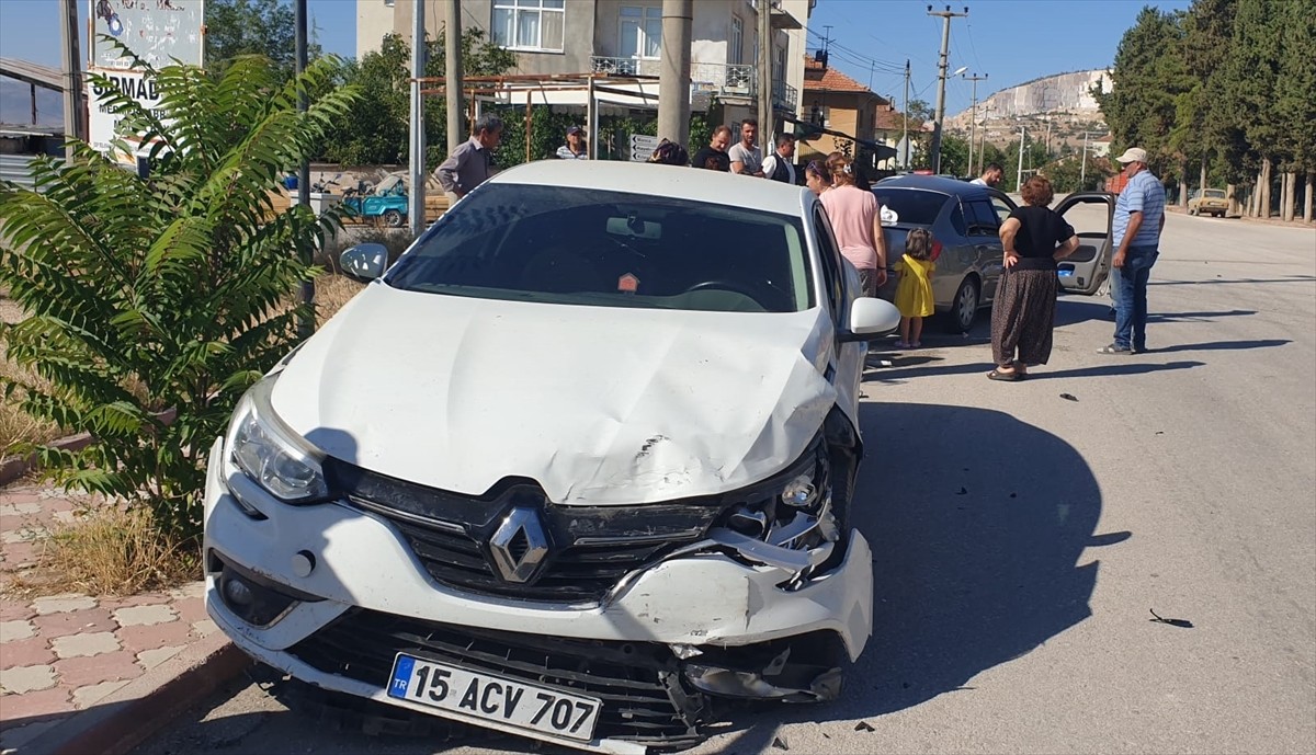 Burdur'un Karamanlı ilçesinde iki otomobilin çarpışması sonucu yaralanan 4 kişi hastaneye...