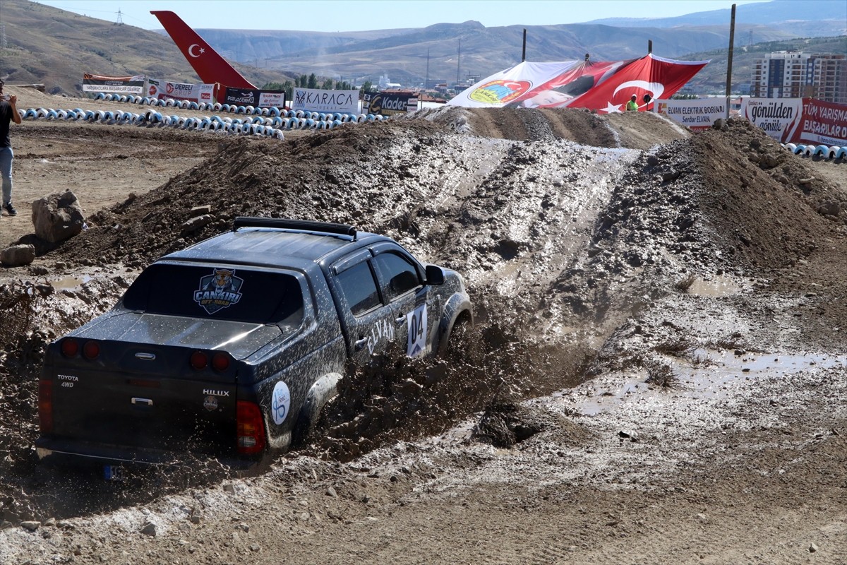 Çankırı'da 3. Uluslararası Tuz Festivali kapsamında ATV, motokros ve offroad gösterisi...