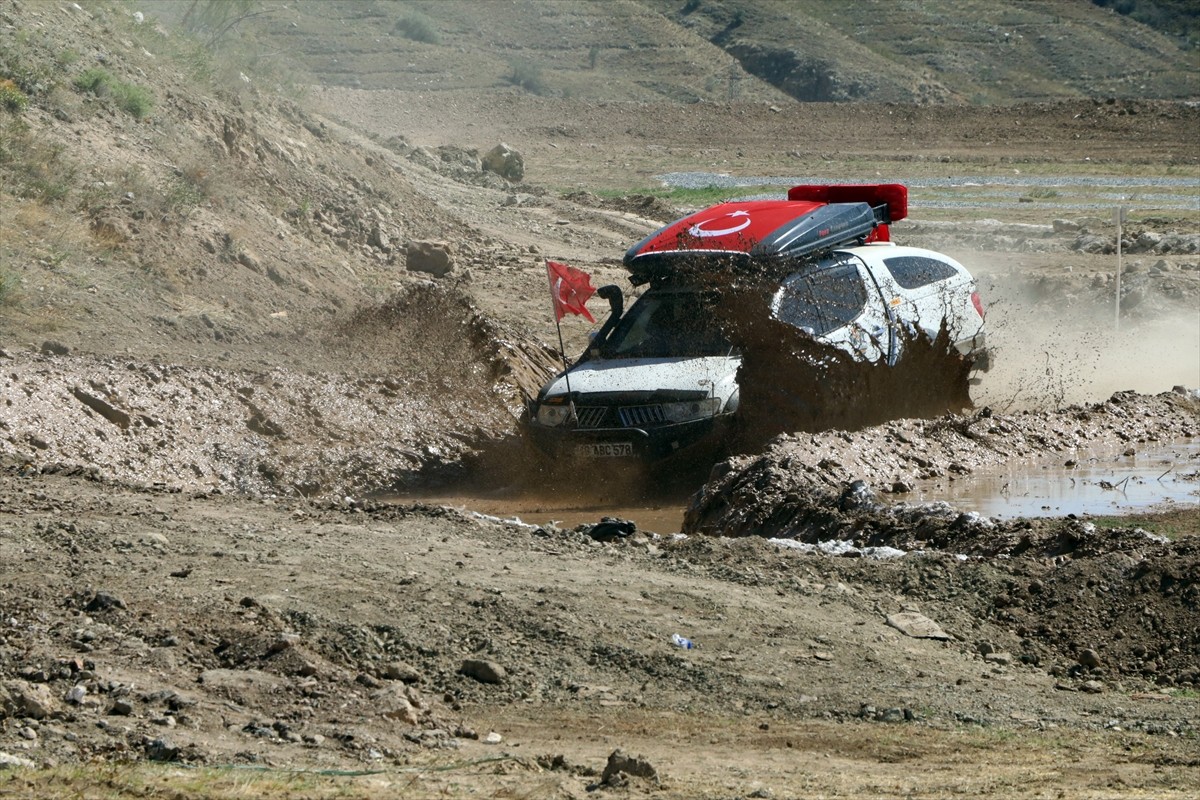 Çankırı'da 3. Uluslararası Tuz Festivali kapsamında ATV, motokros ve offroad gösterisi...