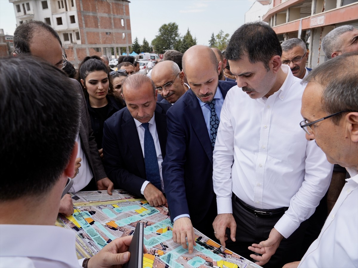 Çevre, Şehircilik ve İklim Değişikliği Bakanı Murat Kurum, depremlerden etkilenen Malatya'nın...