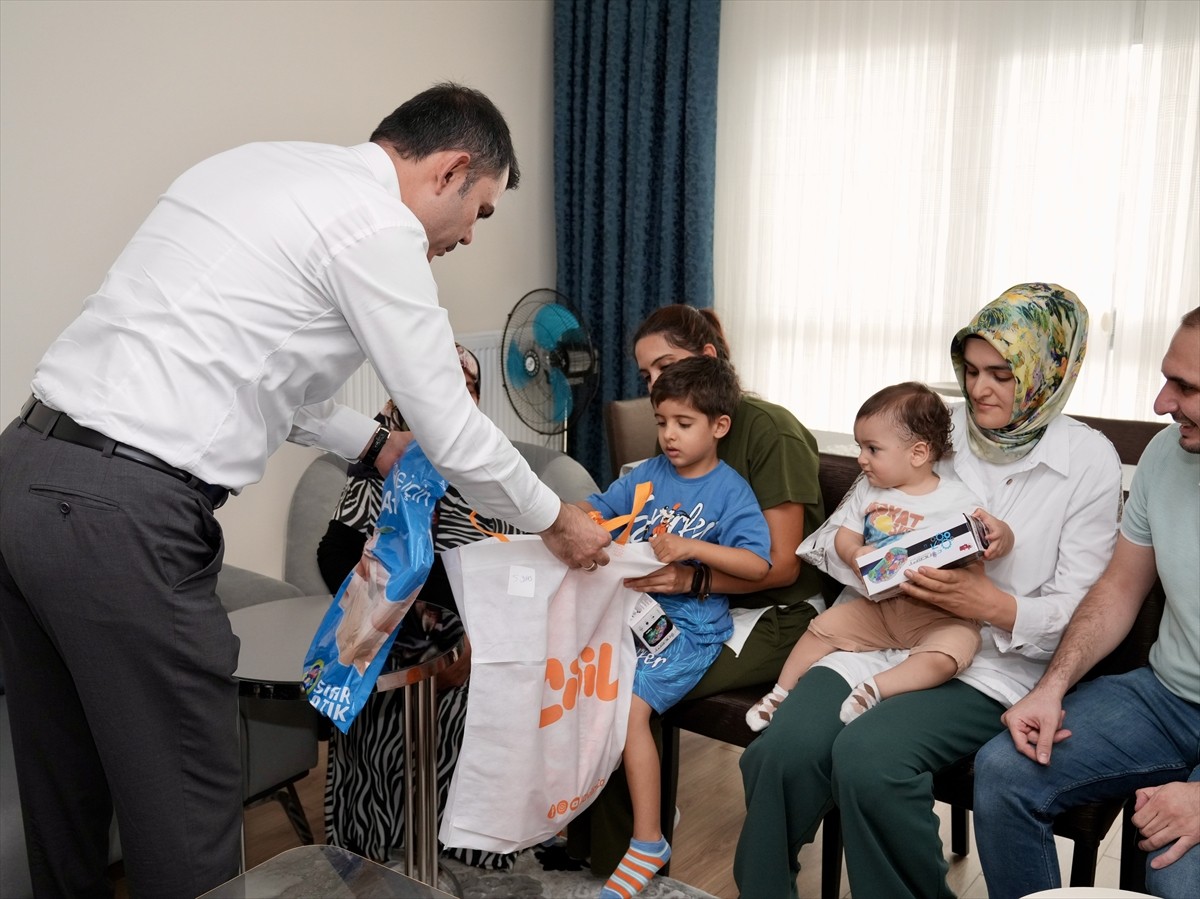 Çevre, Şehircilik ve İklim Değişikliği Bakanı Murat Kurum, depremlerden etkilenen Malatya'nın...