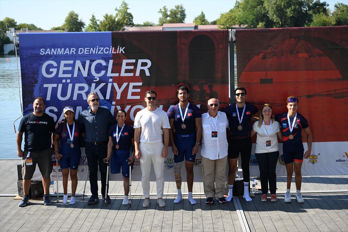 Edirne'de düzenlenen Gençler Türkiye Kürek Şampiyonası tamamlandı. Şampiyon olan sporcular sevinç...