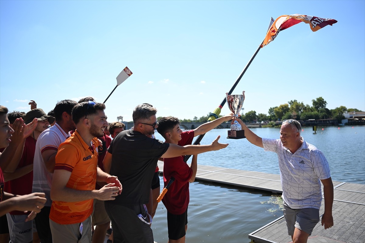 Edirne'de düzenlenen Gençler Türkiye Kürek Şampiyonası tamamlandı. Şampiyon olan sporcular sevinç...