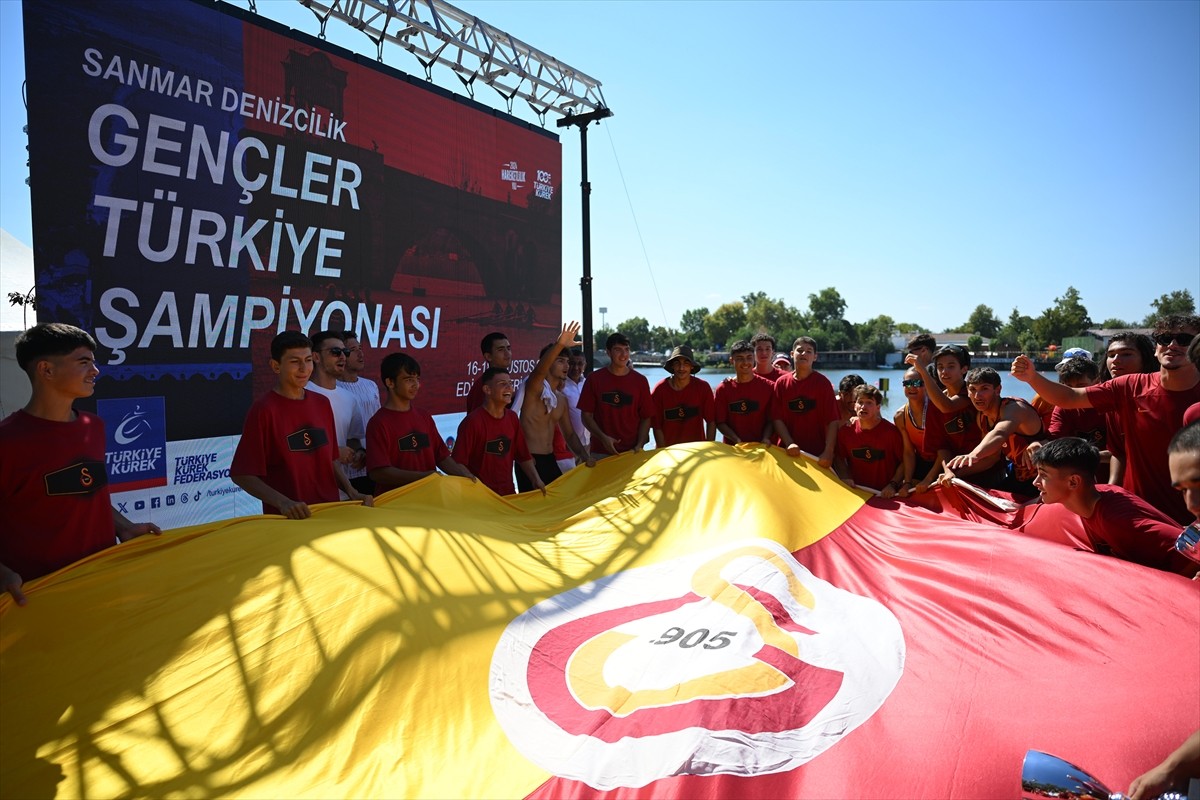 Edirne'de düzenlenen Gençler Türkiye Kürek Şampiyonası tamamlandı. Şampiyon olan sporcular sevinç...